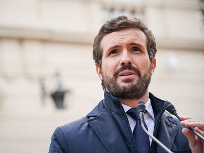 El presidente del PP, Pablo Casado, responde a los medios durante una visita al Centro Memorial de Víctimas del Terrorismo (FCMVT), este lunes en Vitoria, País Vasco.