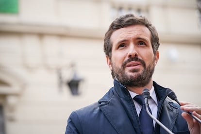 El presidente del PP, Pablo Casado, responde a los medios durante una visita al Centro Memorial de Víctimas del Terrorismo (FCMVT), este lunes en Vitoria, País Vasco.