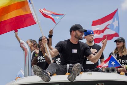 Ricky Martin sostiene una bandera del orgullo gay durante la huelga de este lunes en San Juan. 