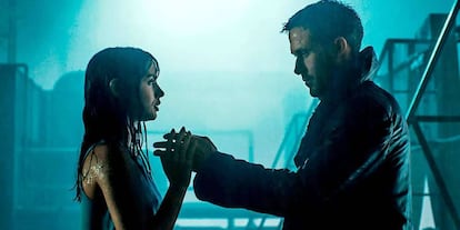 Ana de Armas y Ryan Gosling en un fotograma de &#039;Blade Runner 2049&#039;.