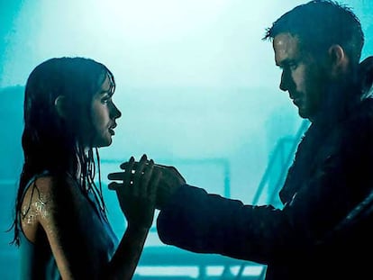 Ana de Armas y Ryan Gosling en un fotograma de &#039;Blade Runner 2049&#039;.