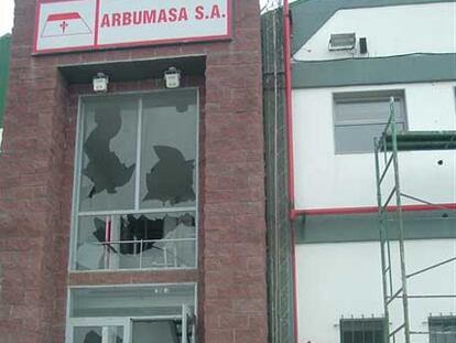 La sede de Arbumasa muestra los efectos del ataque.