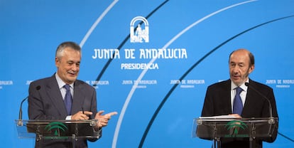 Rubalcaba (derecha) y el presidente andaluz, Jos Antonio Gri?n, en diciembre de 2010.