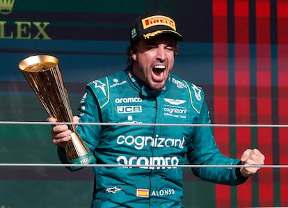 Fernando Alonso celebrando el tercer lugar en el Gran Premio de Brasil.