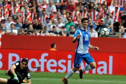 Gerard Moreno marca el segon gol de l'Espanyol davant del Girona.