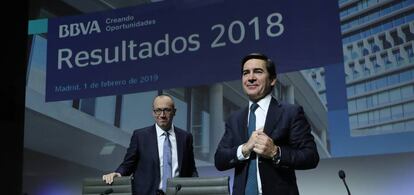 El presidente de BBVA, Carlos Torres (d), y el consejero delegado, Onur Genç, durante la rueda de prensa con motivo de la presentación de los resultados de 2018.