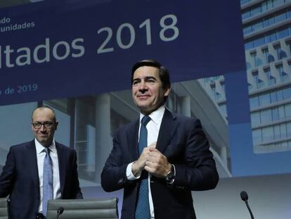 El presidente de BBVA, Carlos Torres (d), y el consejero delegado, Onur Genç, durante la rueda de prensa con motivo de la presentación de los resultados de 2018.