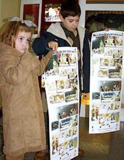 Dos niños, con el auca de los Reyes Magos de Alcoy.