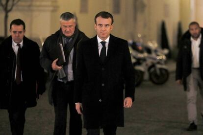 El presidente francés Emmanuel Macron llega para presidir una reunión de emergencia en el Ministerio del Interior en París tras el ataque terrorista en el mercado navideño de Estrasburgo.