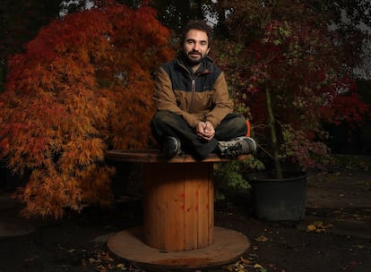 Giacomo Crous Ramió, trabajador de Eta Beta, posa ante un arce japonés en el vivero de la cooperativa en Bolonia.