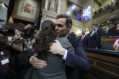 Abrazo entre el líder del PSOE y Podemos tras la investidura de Pedro Sánchez como presidente del Gobierno en el Congreso de los diputados, el 7 de enero.
