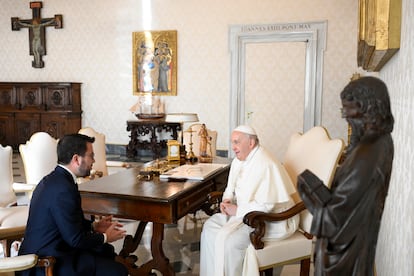 El papa Francisco (d) durante el encuentro de este lunes con el presidente catalán, Pere Aragonès (i), en el Vaticano.