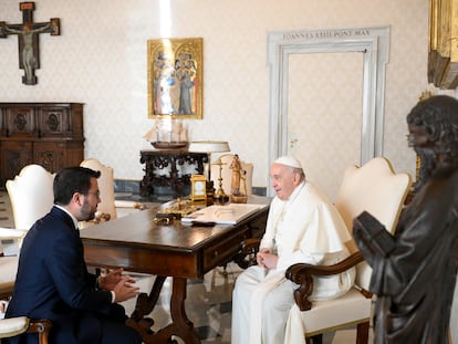 El papa Francisco (d) durante el encuentro de este lunes con el presidente catalán, Pere Aragonès (i), en el Vaticano.