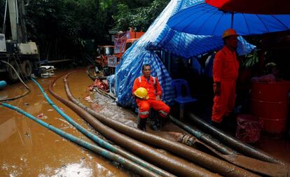 Rescatadores esperan frente a la cueva Tham Luang, el 3 de julio de 2018.