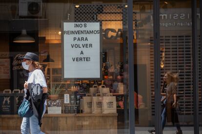 Tienda en Sevilla durante la primera fase de desescalada.