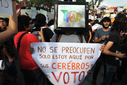 En un ambiente festivo, los manifestantes ironizaron sobre la influencia de la televisión como forjadora de opinión en el país