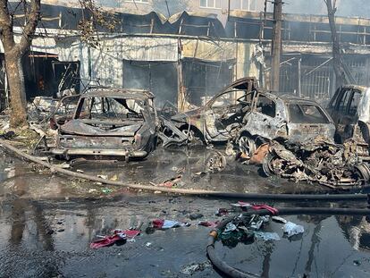 Destrozos provocados por el bombardeo de un mercado en Konstiantinivka, en la provincia ucrania de Donetsk.