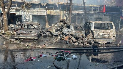 Destrozos provocados por el bombardeo de un mercado en Konstiantinivka, en la provincia ucrania de Donetsk.