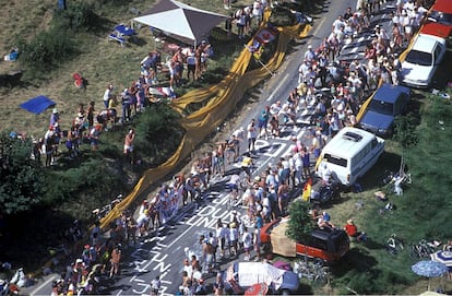 Vista aérea de la subida al Alpe d'Huez en el Tour de Francia de 1992, el segundo consecutivo que ganaba Miguel Induráin.