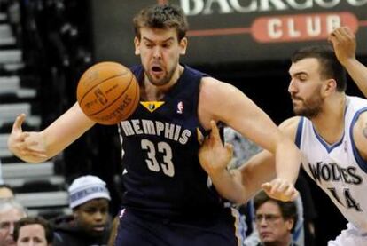 El jugador Marc Gasol, de los Memphis Grizzlies, disputa la pelota a Nikola Pekovic, de los Minnesota Timberwolves.