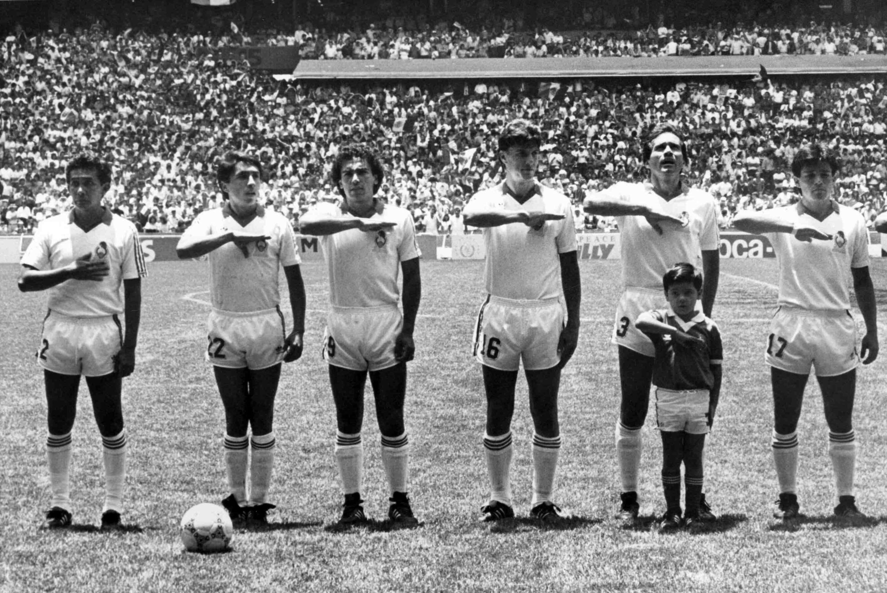 El equipo mexicano durante la ceremonia del himno en el Estadio Azteca. En la imagen aparecen Mario Trejo, Manuel Negrete, Hugo Sánchez, Carlos Muñoz, Fernando Quirarte y Raúl Servín.