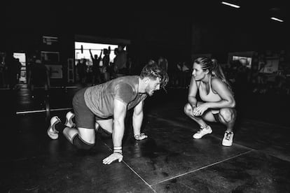 Cross training athletes resting and chatting in gym