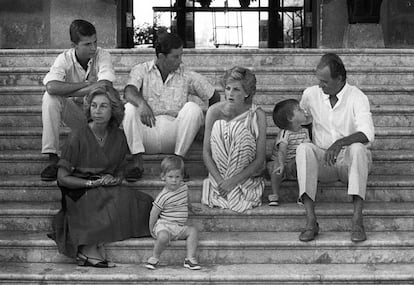 Los Reyes de España y su hijo el príncipe Felipe posan con los príncipes de Gales, Carlos y Diana, y sus hijos Enrique y Guillermo, en la escalinata del palacio de Miravent, residencia de vacaciones de la Familia Real en Palma de Mallorca.