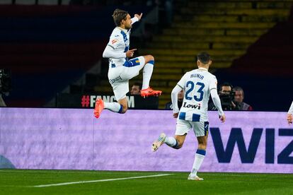 Sergio González (izquierda) celebra el primer gol del Leganés ante el Barcelona en Montjuic este domingo.