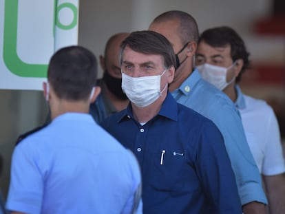 El presidente de Brasil, Jair Bolsonaro, este sábado en una tienda de motocicletas, en Brasilia.