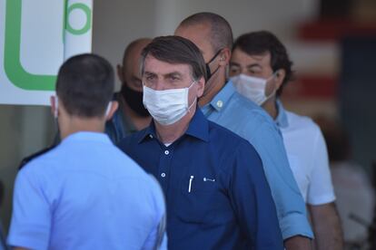 El presidente de Brasil, Jair Bolsonaro, este sábado en una tienda de motocicletas, en Brasilia.