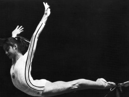 Nadia Comaneci en la salida de las paralelas que le dieron el primer 10.