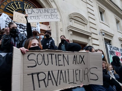 Un grupo de estudiantes bloqueaba este martes la entrada a un instituto de París, en protesta por la reforma de las pensiones.