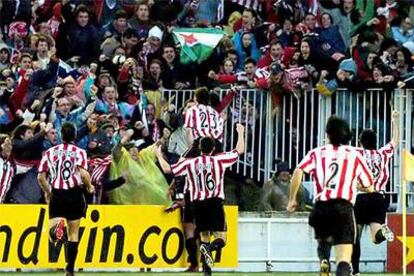 Los jugadores del Athletic corren a festejar su gol con sus hinchas.