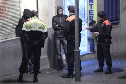 Redada de los Mossos contra el tráfico de estupefacientes, ayer en Trinitat Vella.