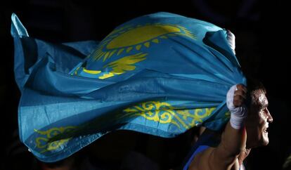 Serik Sapiyev de Kazajistán celebra la medalla de oro que ha conseguido en la final de boxeo, 69kg.