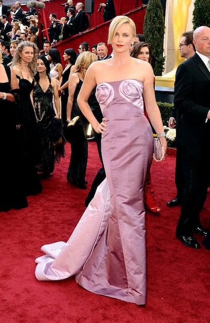 Charlize Therone suele colarse en la lista de las mejor vestidas, excepto en la ceremonia de los Oscar de 2010.