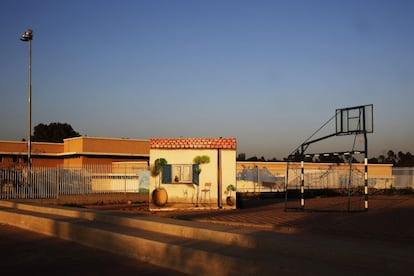 Los residentes de la ciudad israelí de Sderot, situada a un kilómetro de Gaza tienen 15 segundos para buscar cobijo cuando oyen un aviso de alarma 'código rojo' ante un posible bombardeo. En un esfuerzo por aliviar el estrés psicológico, especialmente entre los niños, muchos refugios antiaéreos están decorados con colores brillantes, graffitis y paisajes idílicos en contraposición con la amenaza inminente de ataque. El refugio construído en estas canchas de baloncesto ha sido decorado con el dibujo de un hogar confortable.