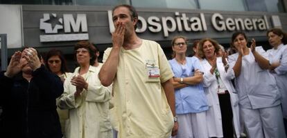 Trabajadores del hospital La Paz protestan este jueves en la puerta del centro.