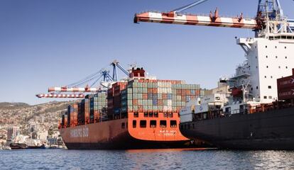Un carguero de mercanc&iacute;as en Valpara&iacute;so. 