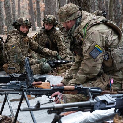 15 April 2025, Ukraine, ---: Servicemen with weapons during the training of military volunteers who enlisted in military service under the "Contract 18-24" project. Photo: -/Ukrinform/dpa
15/04/2025 ONLY FOR USE IN SPAIN