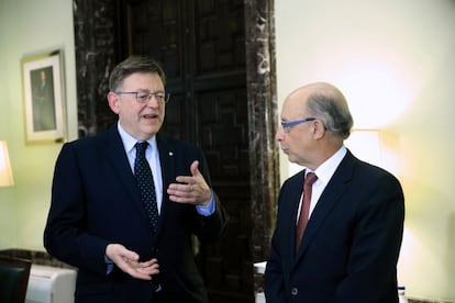 El ministro de Hacienda, Crist&oacute;bal Montoro, conversa con el presidente de la Generalitat valenciana, Ximo Puig.