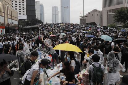 Miles de manifestantes se concentran cerca del Consejo Legislativo en Hong Kong, este miércoles contra el proyecto de ley de extradición. Los críticos recuerdan las dudas sobre el opaco sistema legal chino, supeditado al Partido Comunista y donde las organizaciones no gubernamentales denuncian casos de tortura, confesiones forzosas y unas leyes que permiten retener a los sospechosos en paradero desconocido sin acceso a un abogado.