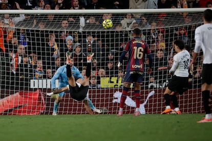 El delantero del Valencia, Hugo Duro, anota de chilena el único tanto del encuentro ante el Levante.
