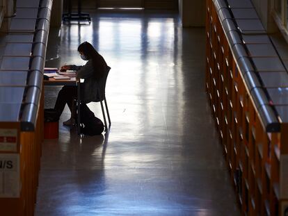 Una estudiante en la biblioteca de la Universidad Pública de Navarra.