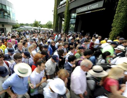 Varias personas entran al 'All England Lawn Tennis' sede del torneo de tenis de Wimbledon, en Londres, Reino Unido, hoy, martes.
