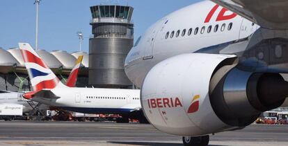 Aviones de Iberia junto a una aeronave de British Airways.