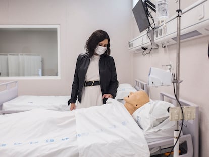 Isabel Díaz Ayuso, el 6 de abril durante una visita al Complejo Hospitalario 12 de Octubre.