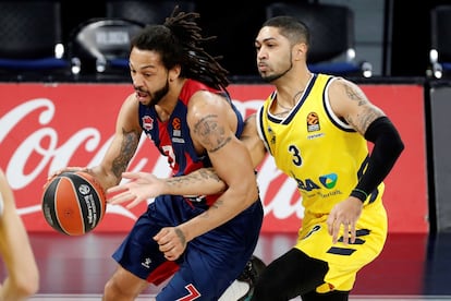 Pierriá Henry lucha con Peyton Siva durante el partido de la Euroliga este viernes.