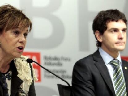 La diputada de Cultura de Bizkaia, Josune Ariztondo, junto al diputado de Presidencia, Unai Rementeria.