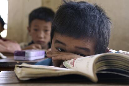 Las largas horas de clase en recintos con poca luz solar, sumadas a las extraescolares y los deberes, provocan que los niños chinos cada vez salgan menos a la calle. Incluso los de zonas rurales como los de esta escuela de la provincia de Yunnan.